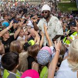 Ein Star zum Anfassen! Kelvin Jones verließ kurzer Hand die Bühne, nahm ein Bad in der Menge und sang einfach dort weiter. Gänsehaut …   