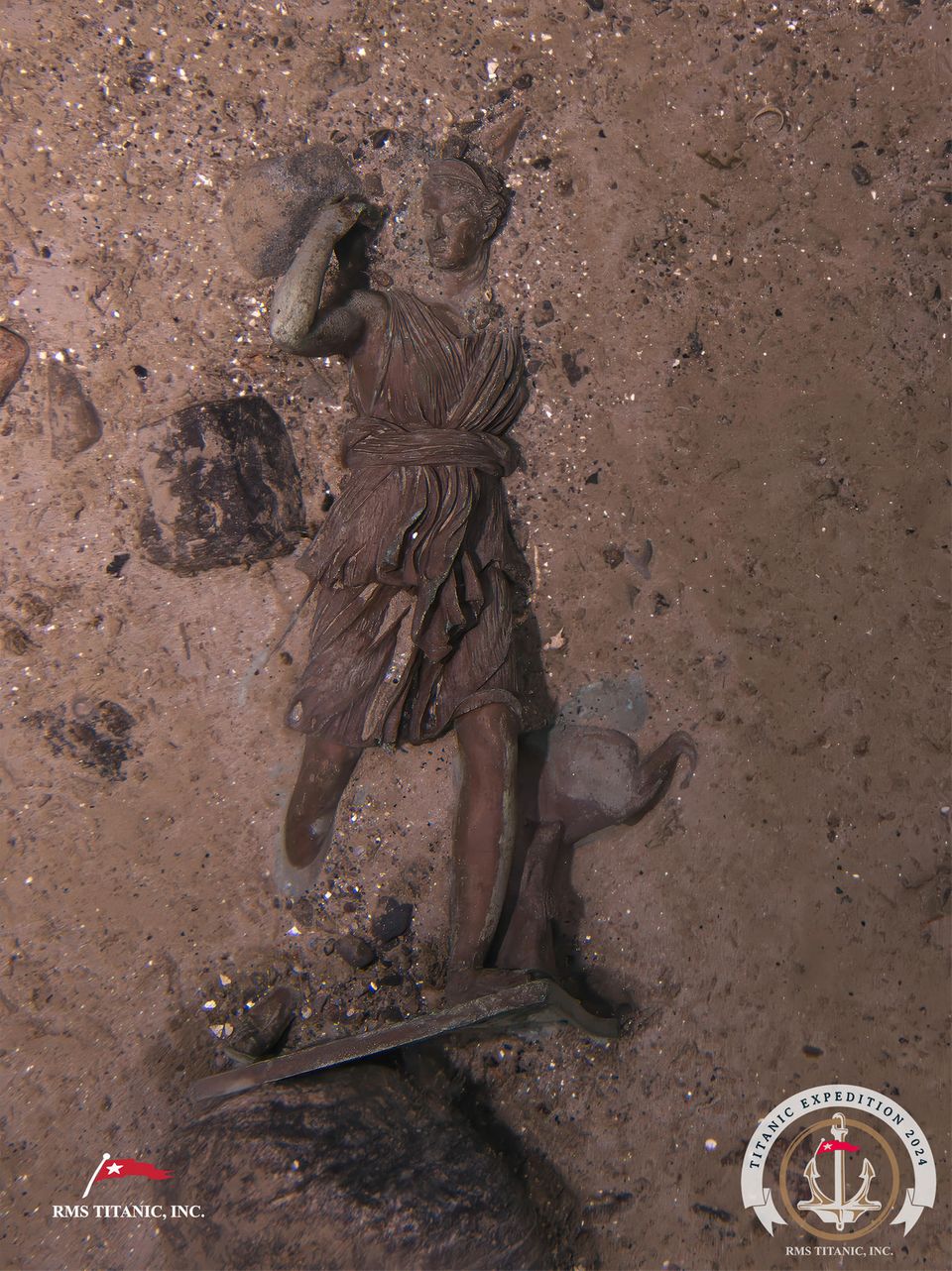 Schiffswrack: Spektakulärer Fund auf dem Meeresboden: Die Bronzestatue der römischen Göttin Diana thronte einst auf dem Kaminsims einer Erste-Klasse-Lounge der "Titanic" Spektakulärer Fund auf dem Meeresboden: Die Bronzestatue der römischen Göttin Diana thronte einst auf dem Kaminsims einer Erste-Klasse-Lounge der "Titanic"