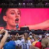 Sängerin Rubi brachte Mädchen und Jungen sowie Eltern und Großeltern zum Mitsingen! Yeah!