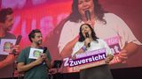 Zuversicht? Die verströmten Moderator Tobi Krell (auch bekannt als Checker Tobi) und unsere GEOlino-Kollegin Mina auf der Bühne. Das Motto ist Teil der Bertelsmann-Initiative #MeinGrundfürZuversicht
