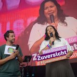 Zuversicht? Die verströmten Moderator Tobi Krell (auch bekannt als Checker Tobi) und unsere GEOlino-Kollegin Mina auf der Bühne. Das Motto ist Teil der Bertelsmann-Initiative #MeinGrundfürZuversicht