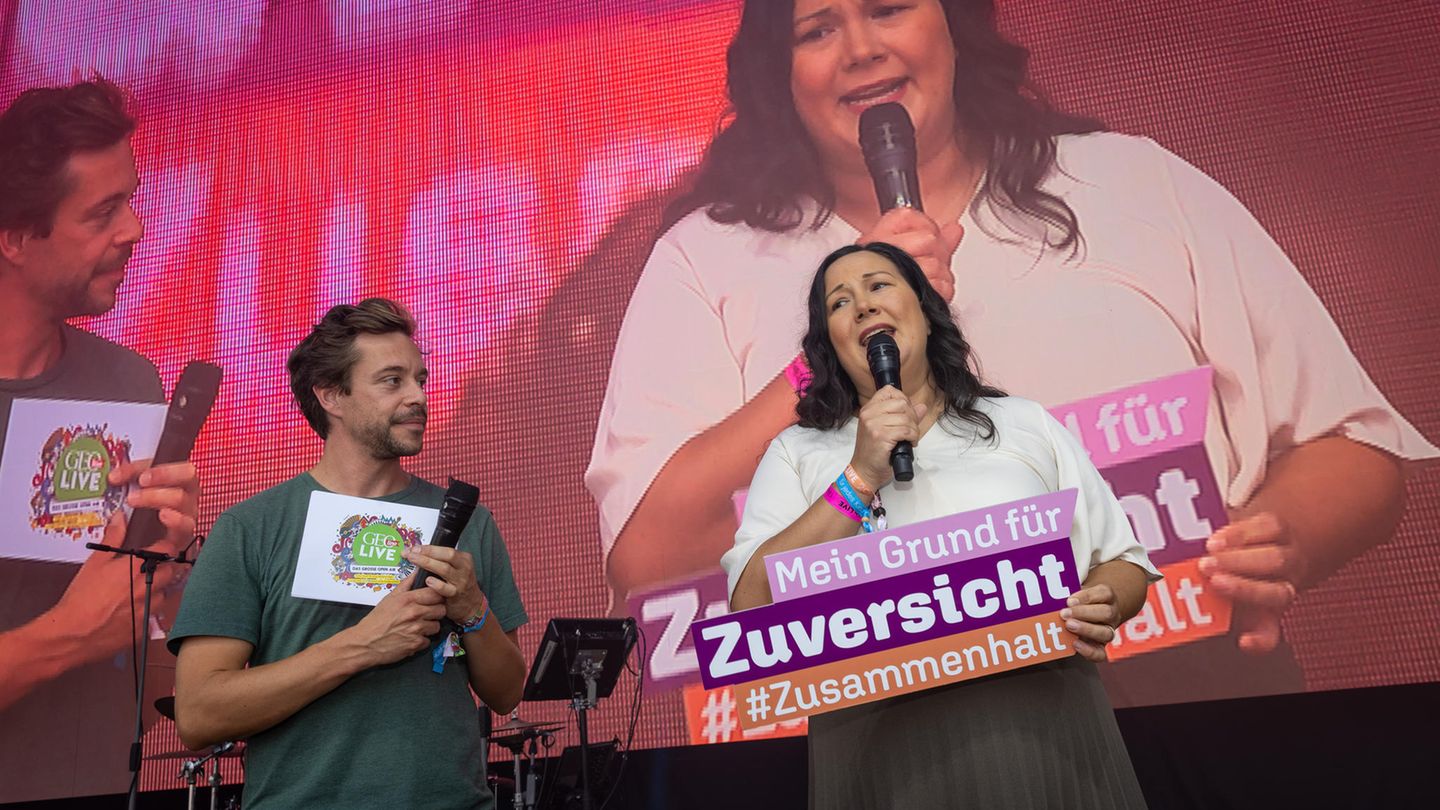 Zuversicht? Die verströmten Moderator Tobi Krell (auch bekannt als Checker Tobi) und unsere GEOlino-Kollegin Mina auf der Bühne. Das Motto ist Teil der Bertelsmann-Initiative #MeinGrundfürZuversicht