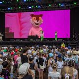 Der Größte auf der Bühne? Das war natürlich unser Maskottchen Lu. Woher ihr ihn kennt? Aus dem Magazin Mein erstes GEOlino für unsere Leserinnen und Leser ab 3 Jahren.