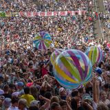 Und die drei hatten etwas mitgebracht – was zum Spielen. Und man glaubt es kaum: Die riesigen Bälle fanden zum Schluss sogar zurück zur Bühne. Danke, liebes Publikum!   