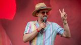 Aberakadabera! Marti Fischer zauberte mit seinem (und Bodo Wartkes) viralen Tanz-Hit "Barbaras Rhabarberbar" und anderen tollen Songs gute Laune in die Wuhlheide! Hier ist er allein im Bild, die Bühne brachte er mit einem Kumpel zum Beben: mit Bürger Lars Dietrich!