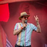 Aberakadabera! Marti Fischer zauberte mit seinem (und Bodo Wartkes) viralen Tanz-Hit "Barbaras Rhabarberbar" und anderen tollen Songs gute Laune in die Wuhlheide! Hier ist er allein im Bild, die Bühne brachte er mit einem Kumpel zum Beben: mit Bürger Lars Dietrich!