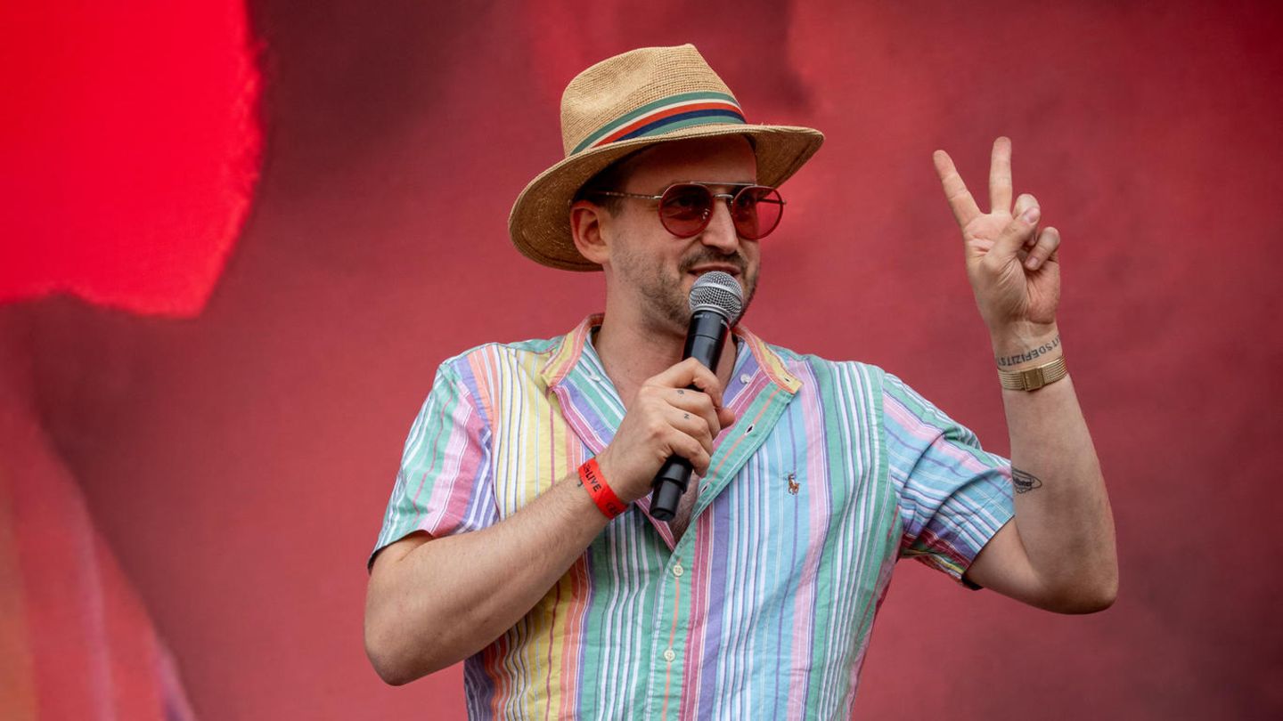 Aberakadabera! Marti Fischer zauberte mit seinem (und Bodo Wartkes) viralen Tanz-Hit "Barbaras Rhabarberbar" und anderen tollen Songs gute Laune in die Wuhlheide! Hier ist er allein im Bild, die Bühne brachte er mit einem Kumpel zum Beben: mit Bürger Lars Dietrich!
