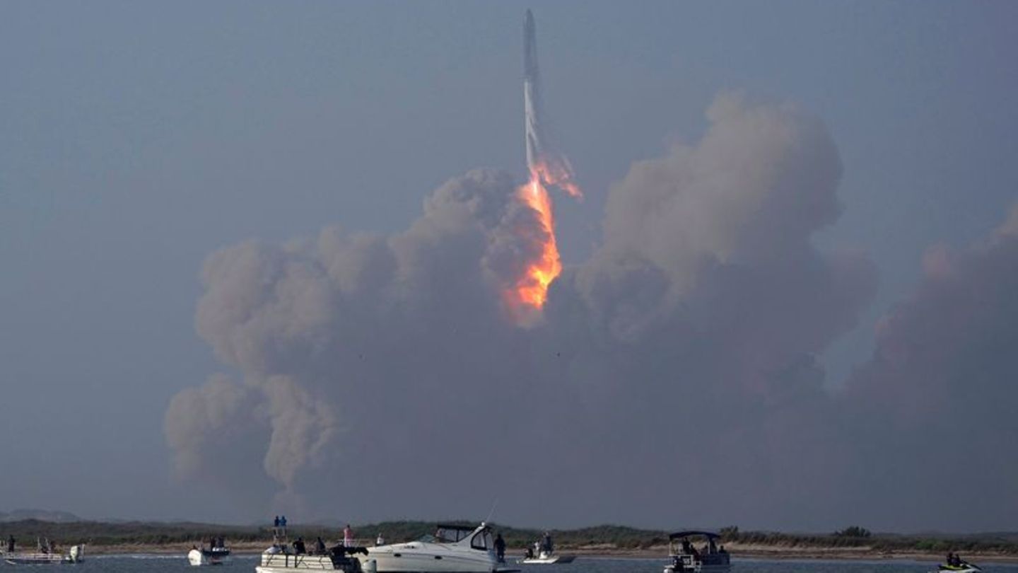 Ein großer Raketenstart wirkt nicht nur auf Menschen gewaltig. Auch die Atmosphäre ändert sich dadurch. Foto: Eric Gay/AP/dpa