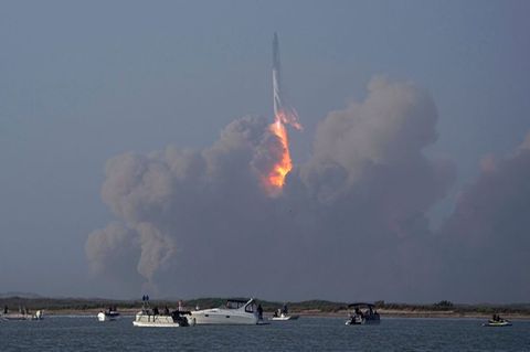 Ein großer Raketenstart wirkt nicht nur auf Menschen gewaltig. Auch die Atmosphäre ändert sich dadurch. Foto: Eric Gay/AP/dpa