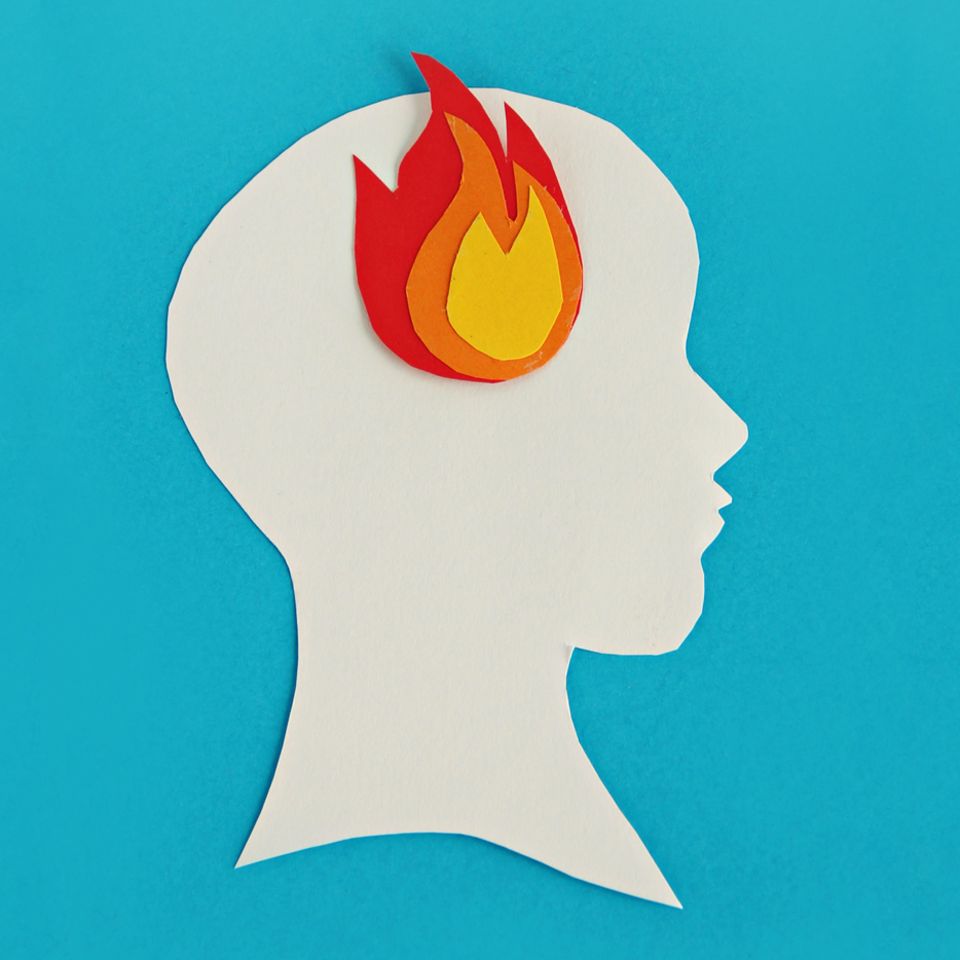 Illustration zeigt einen scherenschnittartigen Kopf mit einer Flamme