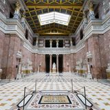 Innenraum eines Museums mit Büsten