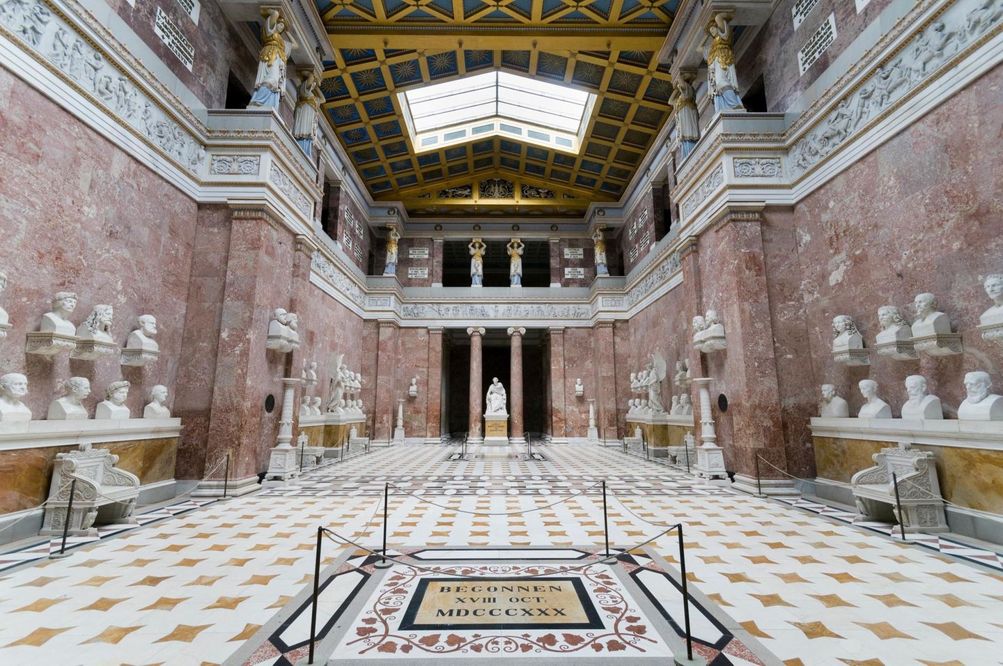 Walhalla, Donaustauf – begrenzter Platz für Berühmtheiten Innenraum eines Museums mit Büsten