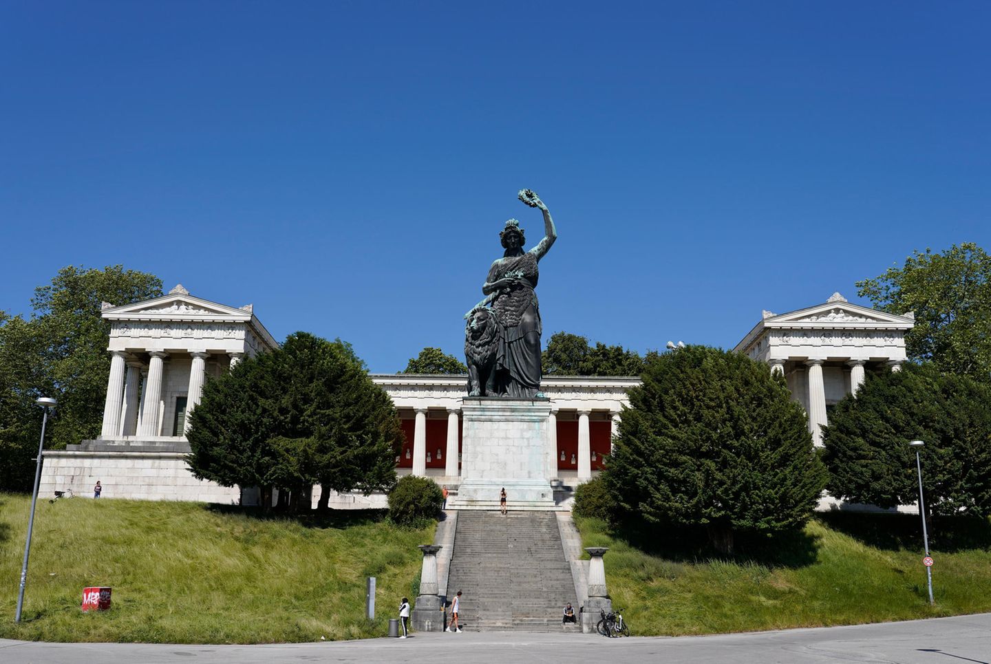 Bavaria, München: eine echte Bayerin Bronzestatue Bavaria