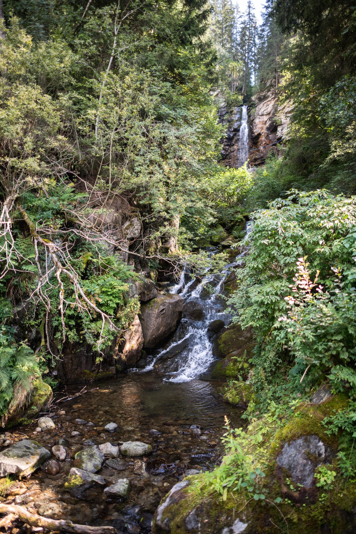 Ultental, Wasserfall Hartungen Zwei Naturschönheiten auf einen Streich: Hier die Ultner Urlärchen, die seit über 800 Jahren bei St. Gertraud im Ultental stehen. Und ganz in der Nähe rauscht und sprutzelt der Hartungen-Wasserfall ins Tal. Seinen Namen trägt er nach einem nahegelegenen Sanatorium. Die hölzerne Villa Hartungen ließ 1903 der Österreichische Kurarzt Christoph von Hartungen erbauen, zu Besuch waren Thomas und Heinrich Mann ebenso wie Franz Kafka und Christian Morgenstern.