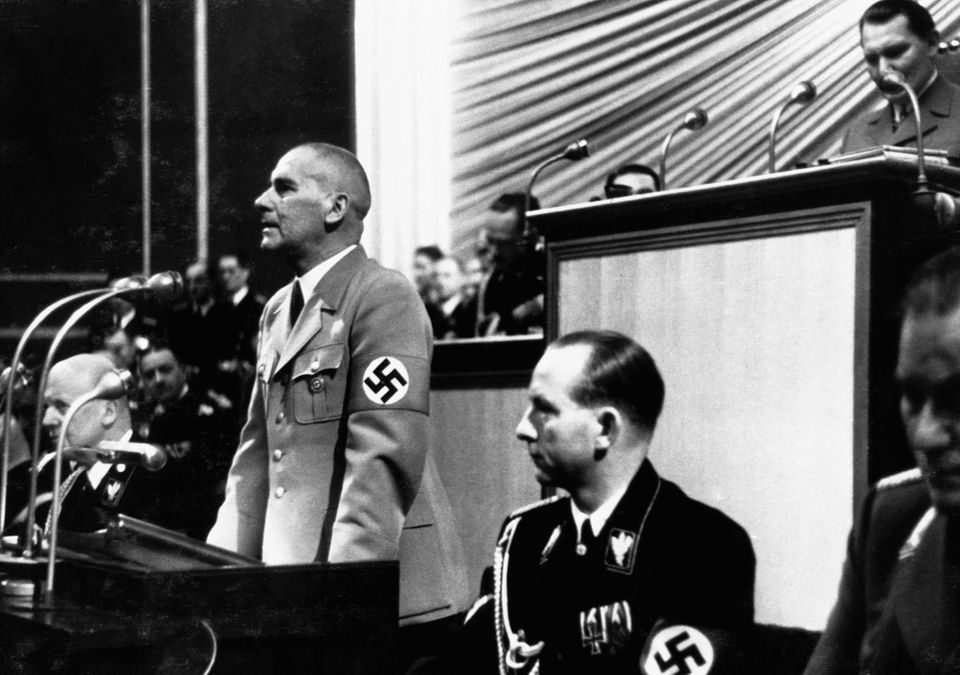 Wilhelm Frick in Uniform hält eine Rede Wilhelm Frick in Uniform hält eine Rede