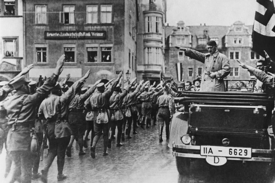 Adolf Hitler grüsst seine Soldaten aus einem offenen Auto heraus in Weimar 1.3483