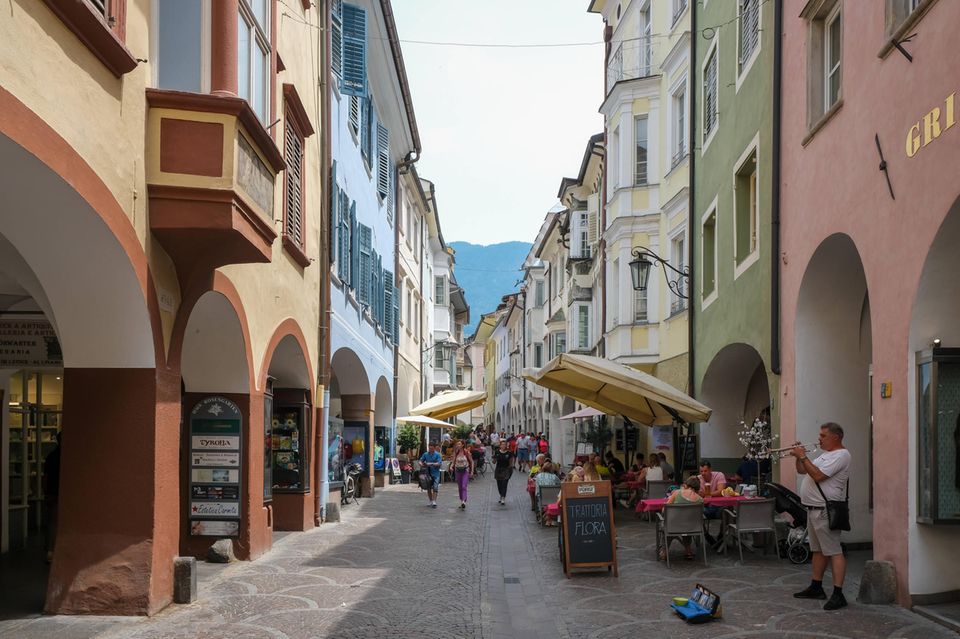 Nördlich der Passer durchquert die Laubengasse Merans gemütliche Altstadt. Die 800 Jahre alte Einkaufsstraße lädt mit vielen individuellen Lädchen und Cafés zum Flanieren ein