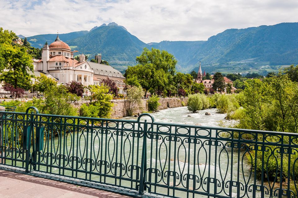 Blick auf das imposante Kurhaus. Es markiert den Höhepunkt der Umgestaltung Merans in eine Kurstadt und wurde im späten 19. und frühen 20. Jahrhundert an der Passerpromenade errichtet