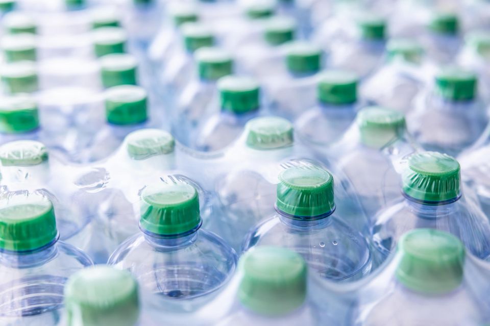 viele eingeschweisste PET-Flaschen mit grünem Deckel 1.4993