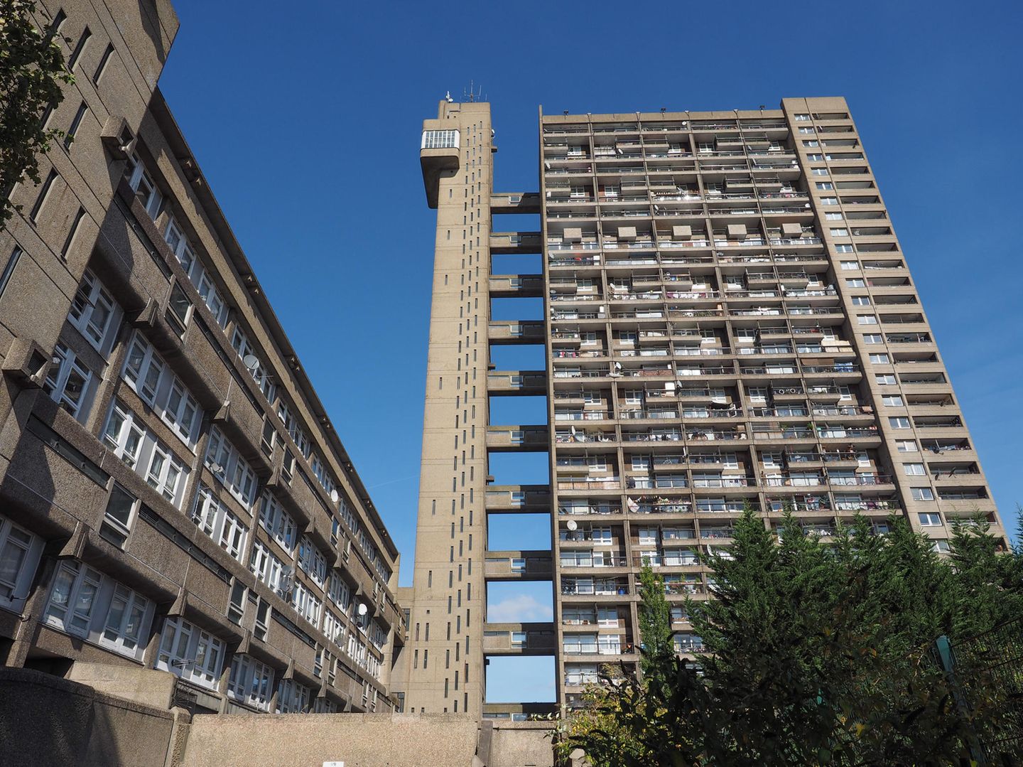 Der Koloss von North West: Trellick Tower Monströses Hochaus mit Bäumen davor