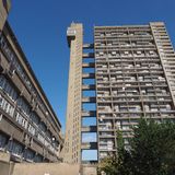 Monströses Hochaus mit Bäumen davor