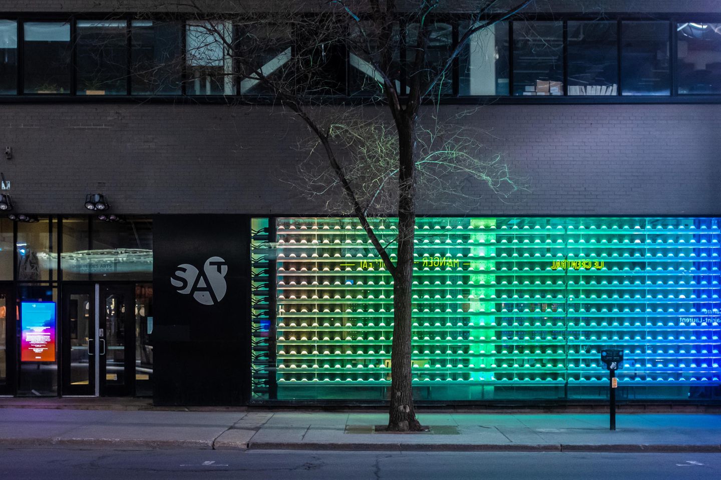 Moderner Treffpunkt: Society for Arts and Technology Vorderansicht des Gebäudes von SAT