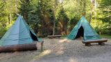 Zwei Zelte im Wald