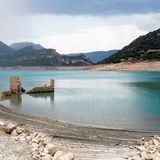 Ruinen und Grundmauern am Wasser