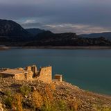 Ruinen und Grundmauern am Wasser