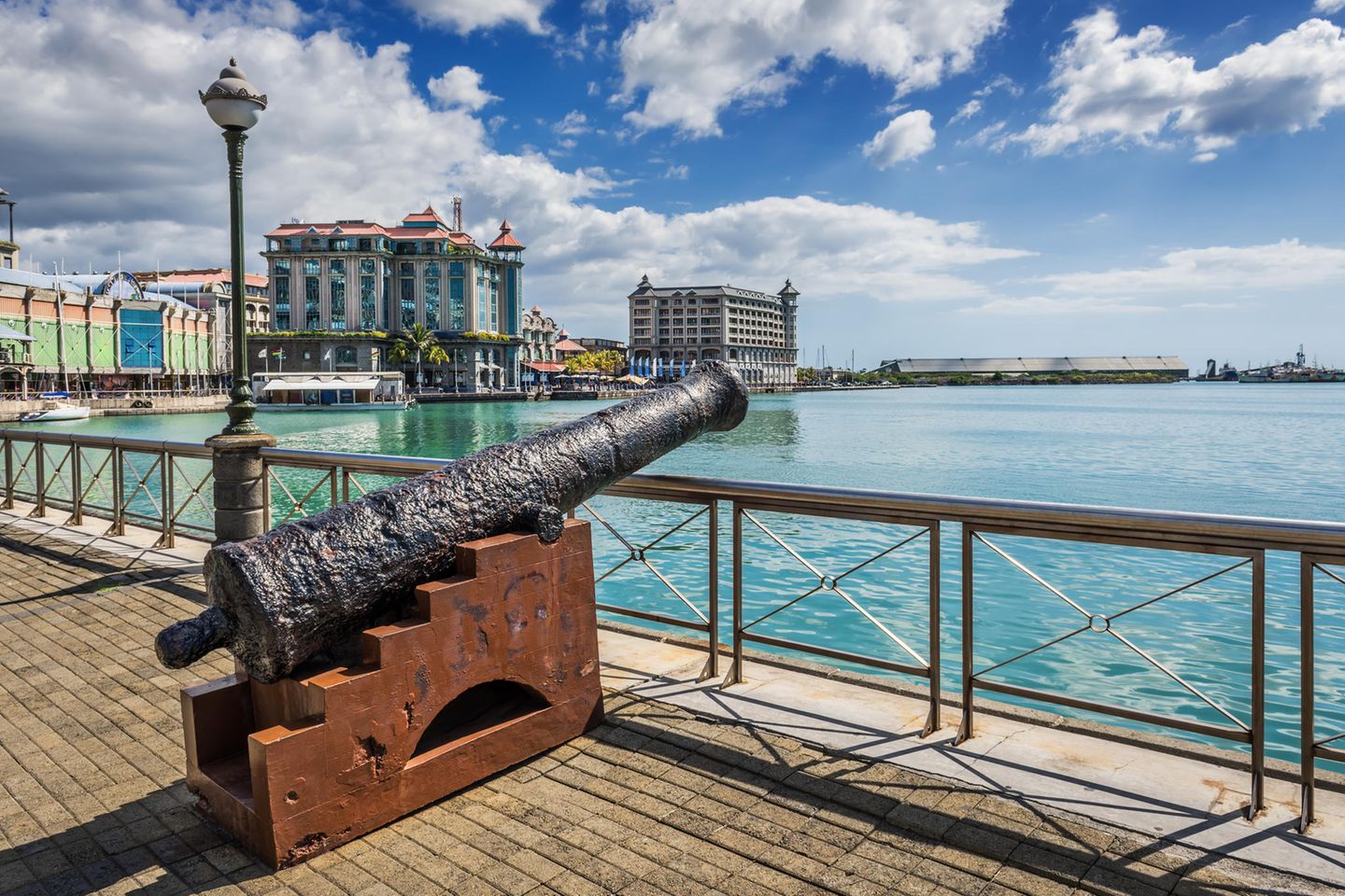 Stadtbummel mit Geschichte durch Port Louis Alte Kanone an der Promenade am Caudan Waterfront, Port Louis