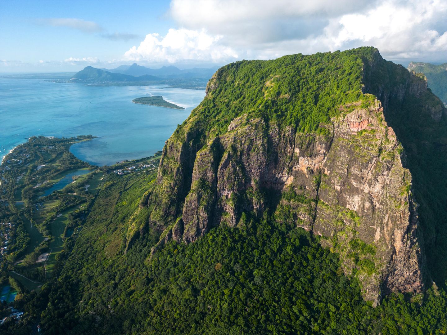 Klettertour mit Meerblick am Morne Brabant Unglaubliche Aussicht auf den Berg Le Morne auf Mauritius.