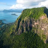 Unglaubliche Aussicht auf den Berg Le Morne auf Mauritius.
