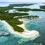 Helikopterblick auf die Buchten der Ile aux Cerfs