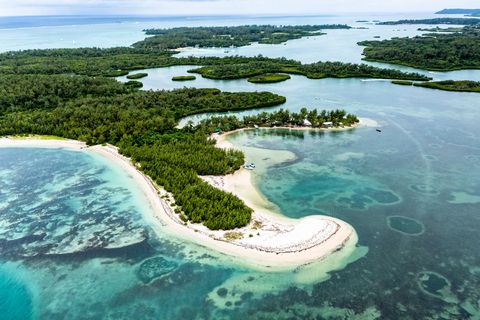 Helikopterblick auf die Buchten der Ile aux Cerfs