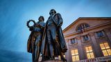 Weimar im Bundesland Thüringen: Goethe-Schiller-Denkmal vor dem Deutschen Nationaltheater