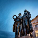 Weimar im Bundesland Thüringen: Goethe-Schiller-Denkmal vor dem Deutschen Nationaltheater