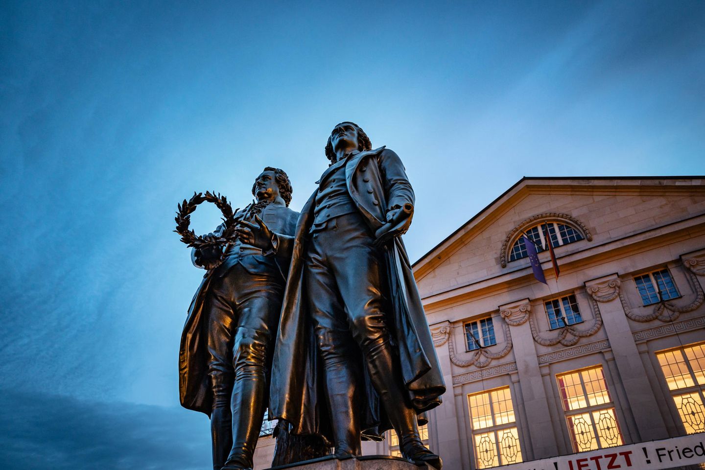 Goethe-Schiller-Denkmal, Weimar – einer größer als der andere Weimar im Bundesland Thüringen: Goethe-Schiller-Denkmal vor dem Deutschen Nationaltheater