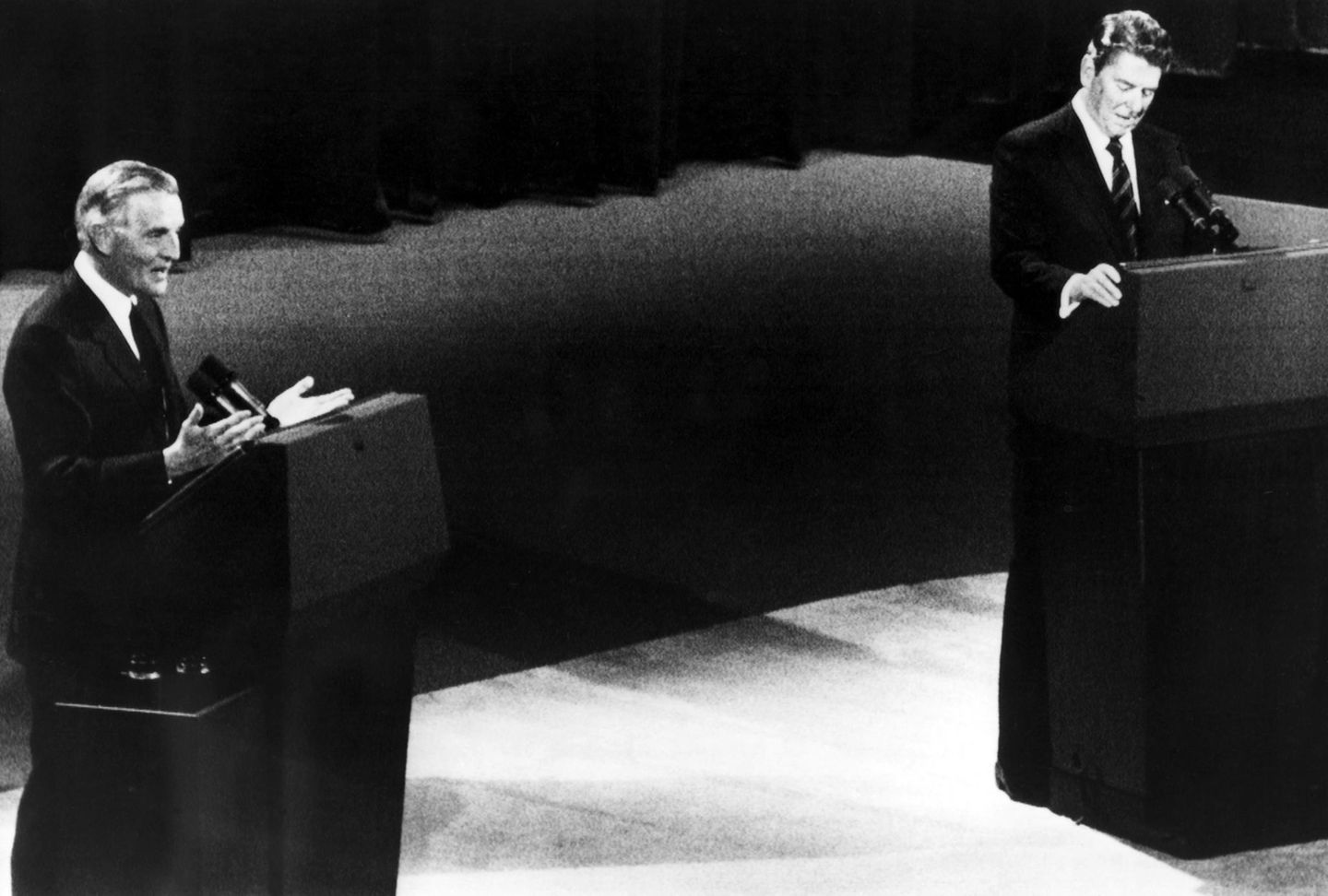 1984: Reagan gegen Mondale Ronald Reagan und Walter Mondale stehen in einem TV-Studio