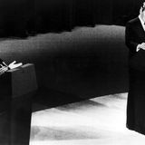 Ronald Reagan und Walter Mondale stehen in einem TV-Studio