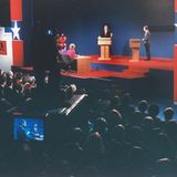 Michael Dukakis & George Bush stehen in einem TV-Studio