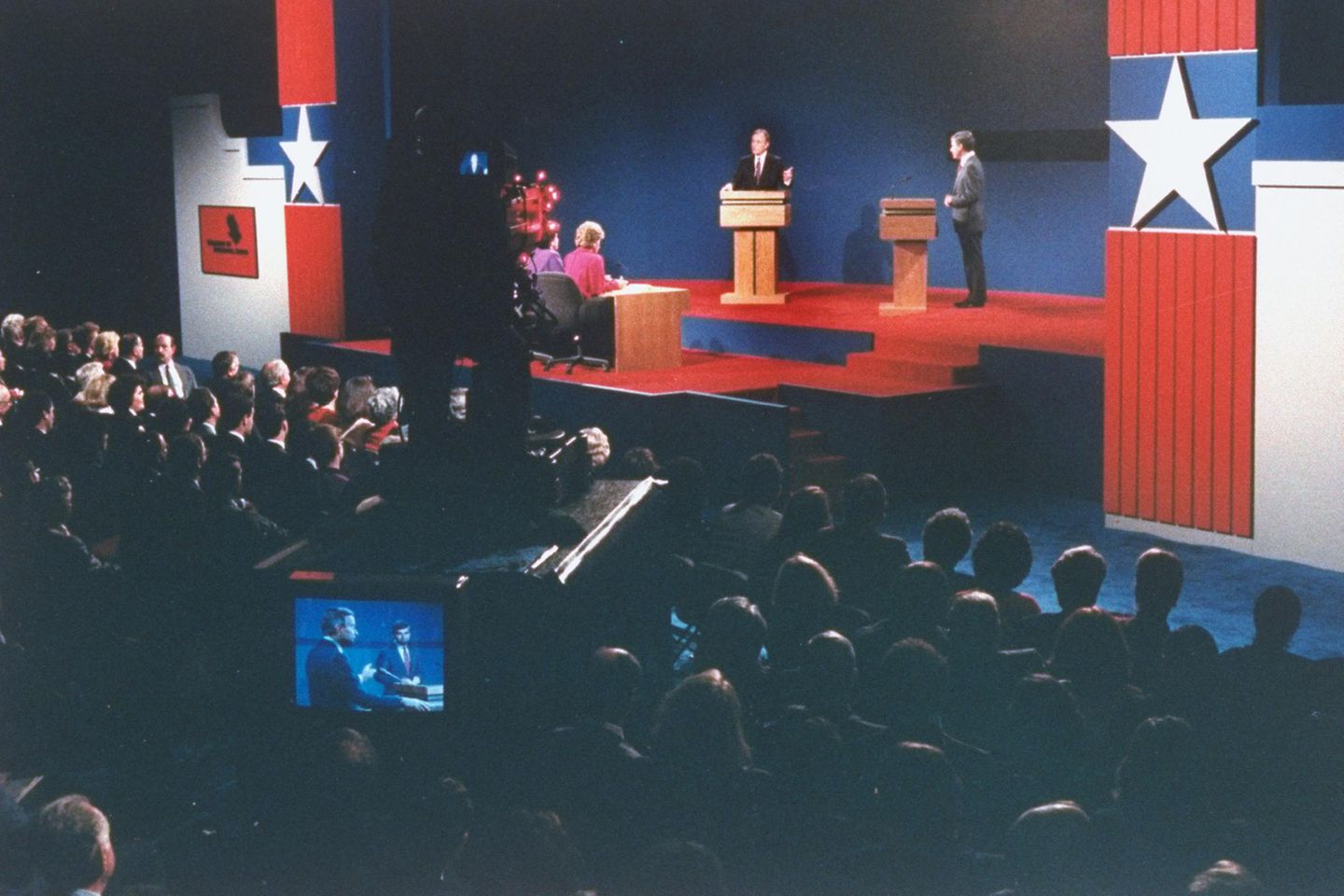 1988: Bush gegen Dukakis Michael Dukakis & George Bush stehen in einem TV-Studio