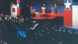 Michael Dukakis & George Bush stehen in einem TV-Studio