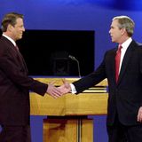 Manche Kandidaten sagen am meisten, wenn sie gar nichts sagen: Von der ersten Debatte zwischen dem Demokraten Al Gore (l.) und dem Republikaner George W. Bush bleibt vor allem Gores Mimik und Gestik in Erinnerung. Bei Bushs Antworten verdreht er die Augen, seufzt hörbar ins Mikrofon oder schüttelt frustriert den Kopf. Gore, dem ohnehin das Image des überheblichen Intellektuellen anhaftet, bringt der Aufritt zahlreiche Negativ-Schlagzeilen ein. Das Publikum habe genug vom "Besserwisser-Professor", schreibt etwa die britische "Times". Spott bringt Gore auch das dritte Duell gegen Bush ein: Während dieser spricht, läuft der Demokrat vor laufender Kamera auf ihn zu – wie bei einem Ringkampf. Bush hält kurz inne, nickt Gore zu, lächelt dann souverän und spricht weiter. Wenig später gewinnt der Republikaner die Wahlen.