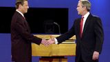 Manche Kandidaten sagen am meisten, wenn sie gar nichts sagen: Von der ersten Debatte zwischen dem Demokraten Al Gore (l.) und dem Republikaner George W. Bush bleibt vor allem Gores Mimik und Gestik in Erinnerung. Bei Bushs Antworten verdreht er die Augen, seufzt hörbar ins Mikrofon oder schüttelt frustriert den Kopf. Gore, dem ohnehin das Image des überheblichen Intellektuellen anhaftet, bringt der Aufritt zahlreiche Negativ-Schlagzeilen ein. Das Publikum habe genug vom "Besserwisser-Professor", schreibt etwa die britische "Times". Spott bringt Gore auch das dritte Duell gegen Bush ein: Während dieser spricht, läuft der Demokrat vor laufender Kamera auf ihn zu – wie bei einem Ringkampf. Bush hält kurz inne, nickt Gore zu, lächelt dann souverän und spricht weiter. Wenig später gewinnt der Republikaner die Wahlen.