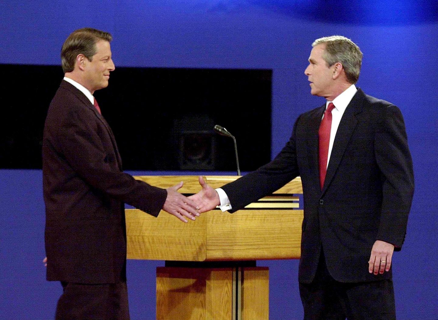 Manche Kandidaten sagen am meisten, wenn sie gar nichts sagen: Von der ersten Debatte zwischen dem Demokraten Al Gore (l.) und dem Republikaner George W. Bush bleibt vor allem Gores Mimik und Gestik in Erinnerung. Bei Bushs Antworten verdreht er die Augen, seufzt hörbar ins Mikrofon oder schüttelt frustriert den Kopf. Gore, dem ohnehin das Image des überheblichen Intellektuellen anhaftet, bringt der Aufritt zahlreiche Negativ-Schlagzeilen ein. Das Publikum habe genug vom "Besserwisser-Professor", schreibt etwa die britische "Times". Spott bringt Gore auch das dritte Duell gegen Bush ein: Während dieser spricht, läuft der Demokrat vor laufender Kamera auf ihn zu – wie bei einem Ringkampf. Bush hält kurz inne, nickt Gore zu, lächelt dann souverän und spricht weiter. Wenig später gewinnt der Republikaner die Wahlen.
