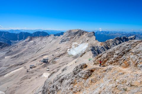 Experten gehen davon aus, dass Deutschland in den nächsten zehn Jahren gletscherfrei sein wird. Auf der Zugspitze ist die Gletscherschmelze bereits deutlich sichtbar