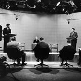 Kennedy und Nixon stehen in einem TV-Studio