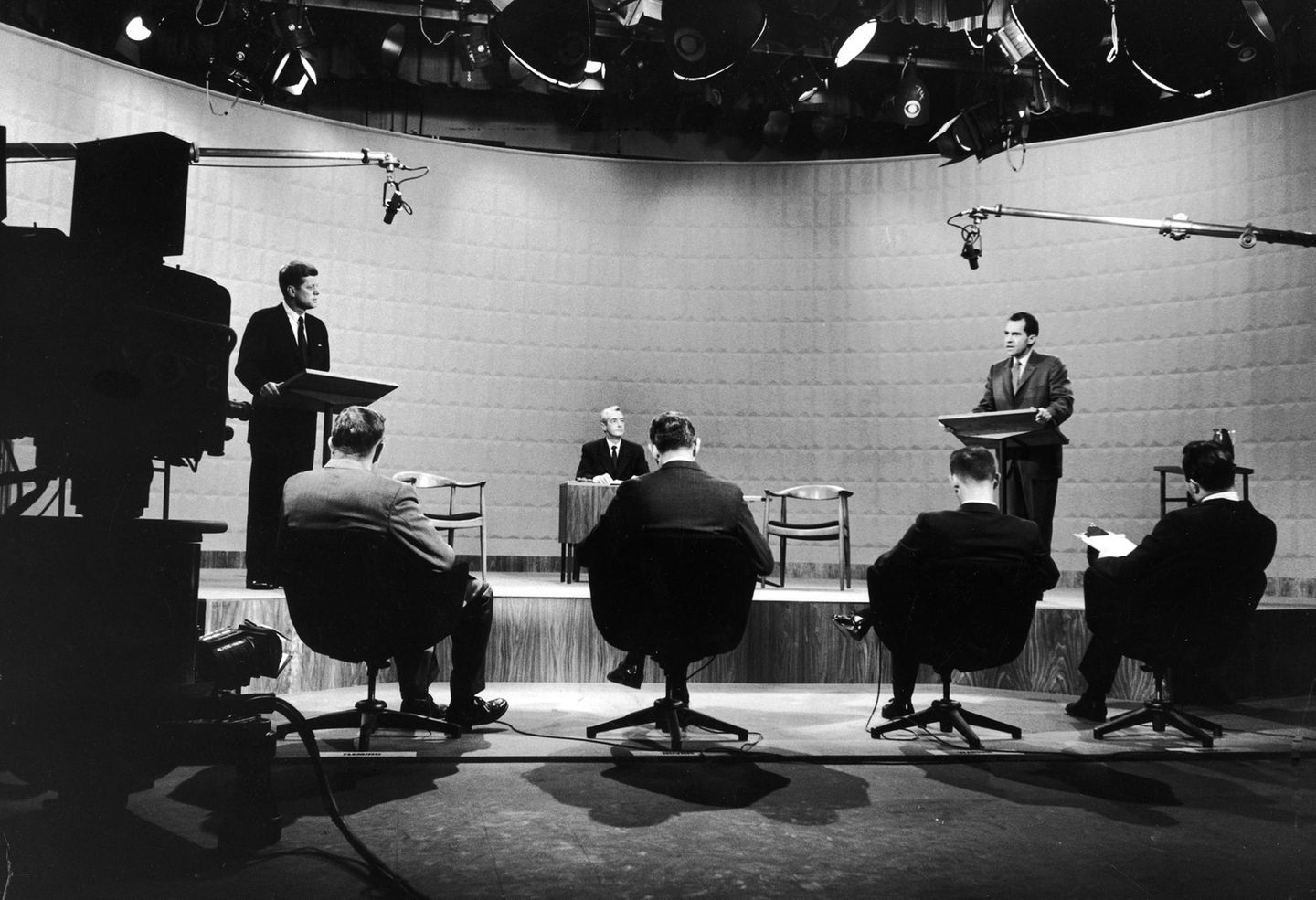 Kennedy und Nixon stehen in einem TV-Studio