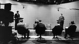 Kennedy und Nixon stehen in einem TV-Studio
