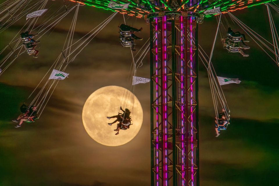 Der Mensch im Mond: Ende September 2023, als die Erde und ihr Trabant sich nahe kamen, strahlte der Mond über dem Münchener Oktoberfest 1.5004